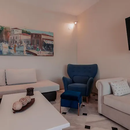 Family House In アパート